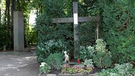 Gedenksäule und Kreuz gegenüber der Einmündung zur Vincenz-Statz-Straße
