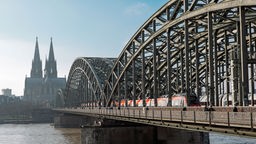 Zug um Zug auf der Kölner Hohenzollernbrücke – Deutschlands meistbefahrene Eisenbahnbrücke überqueren täglich 1.250 Züge.
