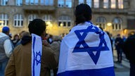 Mehr als 100 Menschen haben sich am Rathaus in Bielefeld schweigend solidarisch mit Israel gezeigt