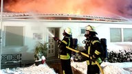Freiwillige Feuerwehr löscht einen Brand