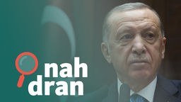 Das Bild zeigt den türkischen Präsidenten Recep Tayyip Erdoğan, daneben ist das Logo des Podcasts "nah dran". 