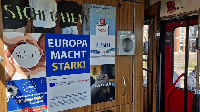 Plakat in der Bahn von Schülern zur Europawahl