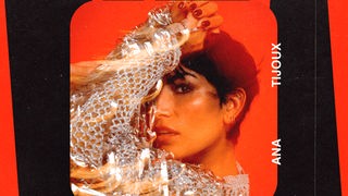 Cover des Albums "VIDA" von Ana Tijoux: Bild von Ana Tijoux auf einem großen schwarzen VIDA Schriftzug vor rotem Hintergrund