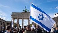 Ueber 2000 Menschen nehmen an einer pro-israelischen Solidaritaetskundgebung vor dem Brandenburger Tor teil.