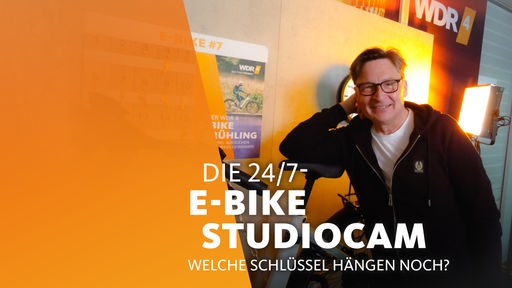 WDR 4-Moderator Stefan Verhasselt neben E-Bike Nr. 7