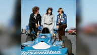 Der Rennfahrer und Prinz von Bayern Leopold hält sich zusammen mit Udo Lindenberg und einem Freund am Rande einer Rennstrecke auf, ca. 1980er Jahre