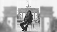 Udo Lindenberg posiert am 13. Oktober 1983 in Ostberlin vor dem Brandenburger Tor
