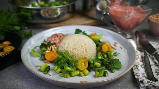 Grüner Spargel zu Reis und Orangensauce