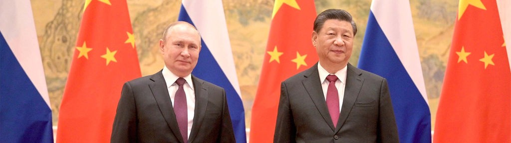 Archivbild: Putin und Xi Jinping vor russischen und chinesischen Falggen (2022)