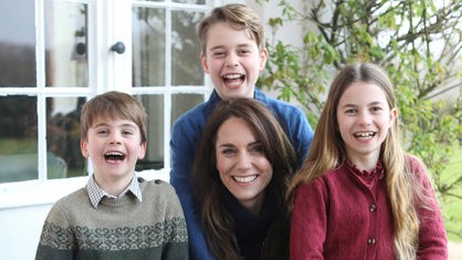 Das zur Verfügung gestellten Bild von Prinzessin Kate mit ihren Kindern sorgte nach der Veröffentlichung für Aufregung, weil es wohl nach der Aufnahme bearbeitet worden war.