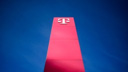 Schild mit dem Logo der Telekom an der Telekom-Zentrale in Bonn