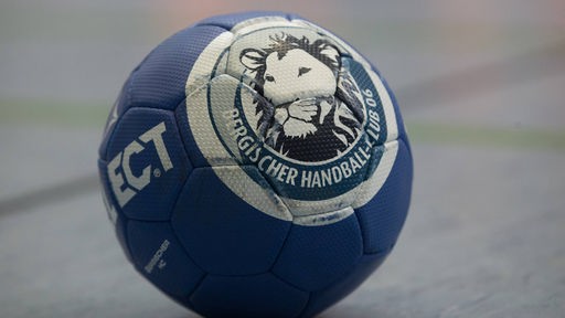Das Logo des Bergischen HC auf einem Handball.