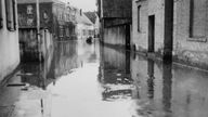 Straßen in Telgte sind beim Hochwasser der Ems überflutet, 1946