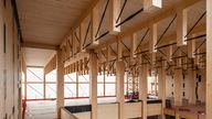 Dieses Bild zeigt den Rohbau des Holzhauses von innen.