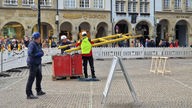 Arbeiter bauen Himmelsleiter ab