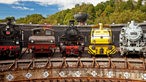 Verschiedene historische Dampflokomotiven im Eisenbahnmuseum in Bochum