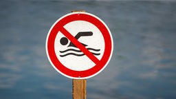 Verbotsschild mit einem durchgestrichnenen Schwimmer
