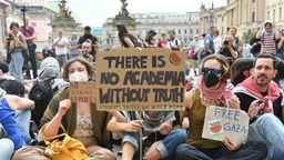 Student:innen der Humboldt-Universität zu Berlin protestieren für Palästina
