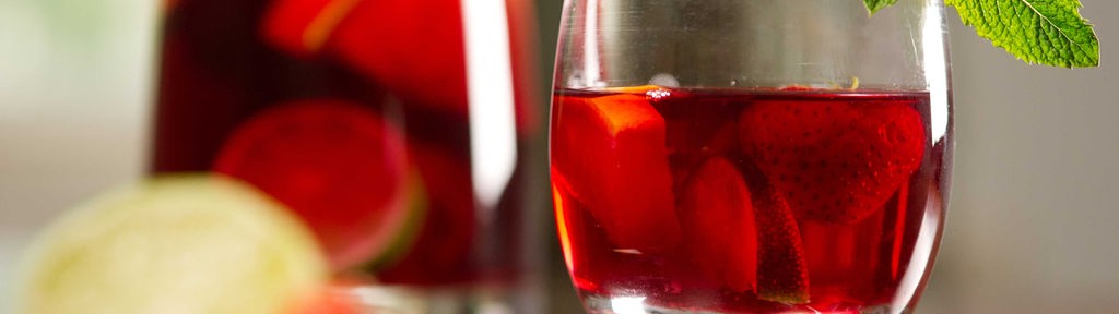 Ein Glas Sangria mit frischen Früchten. Symbolbild: Zutaten können vom Rezept abweichen.