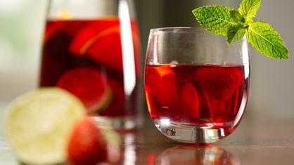 Ein Glas Sangria mit frischen Früchten. Symbolbild: Zutaten können vom Rezept abweichen.