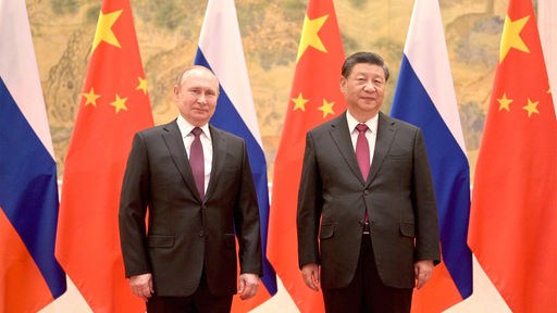 Archivbild: Putin und Xi Jinping vor russischen und chinesischen Falggen (2022)