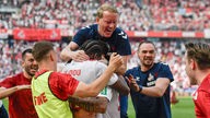 Die Mannschaft von Köln jubelt mit Trainer Timo Schultz über den Sieg gegen Union Berlin